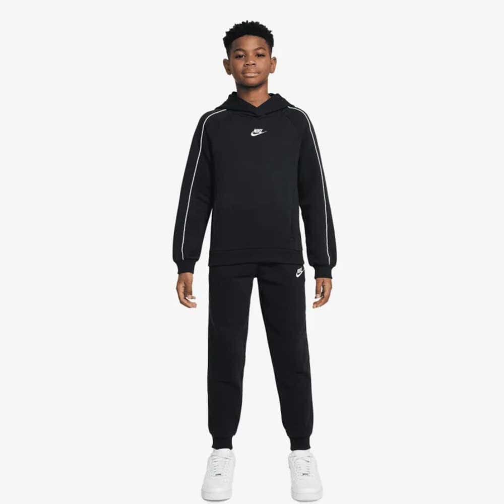 ДЕТСКИ СПОРТЕН ЕКИП ЗА МОМЧЕ NIKE HQ9318-010 NSW CLUB FLC HDY TRACKSUIT ЧЕРЕН - lotus-sport.bg